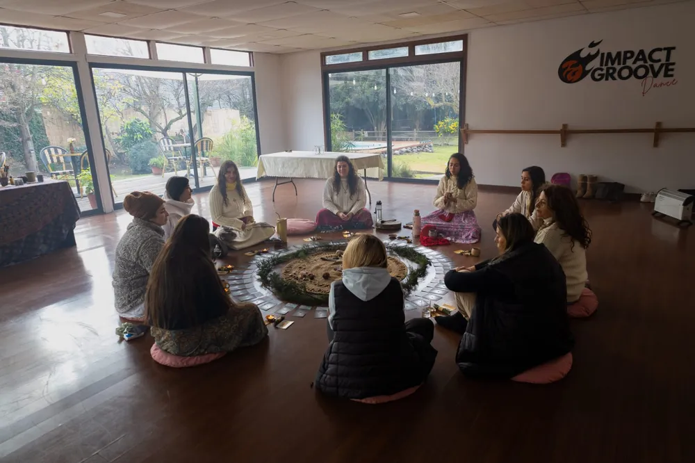 Círculo meditativo en estudio de danza