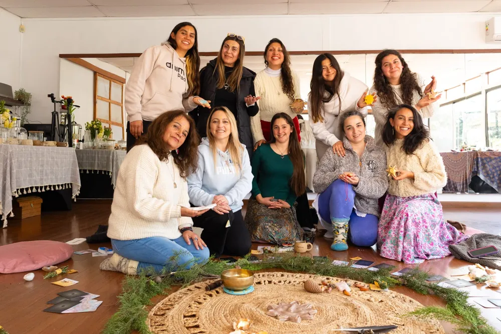 Foto grupal en estudio con mandala de yute