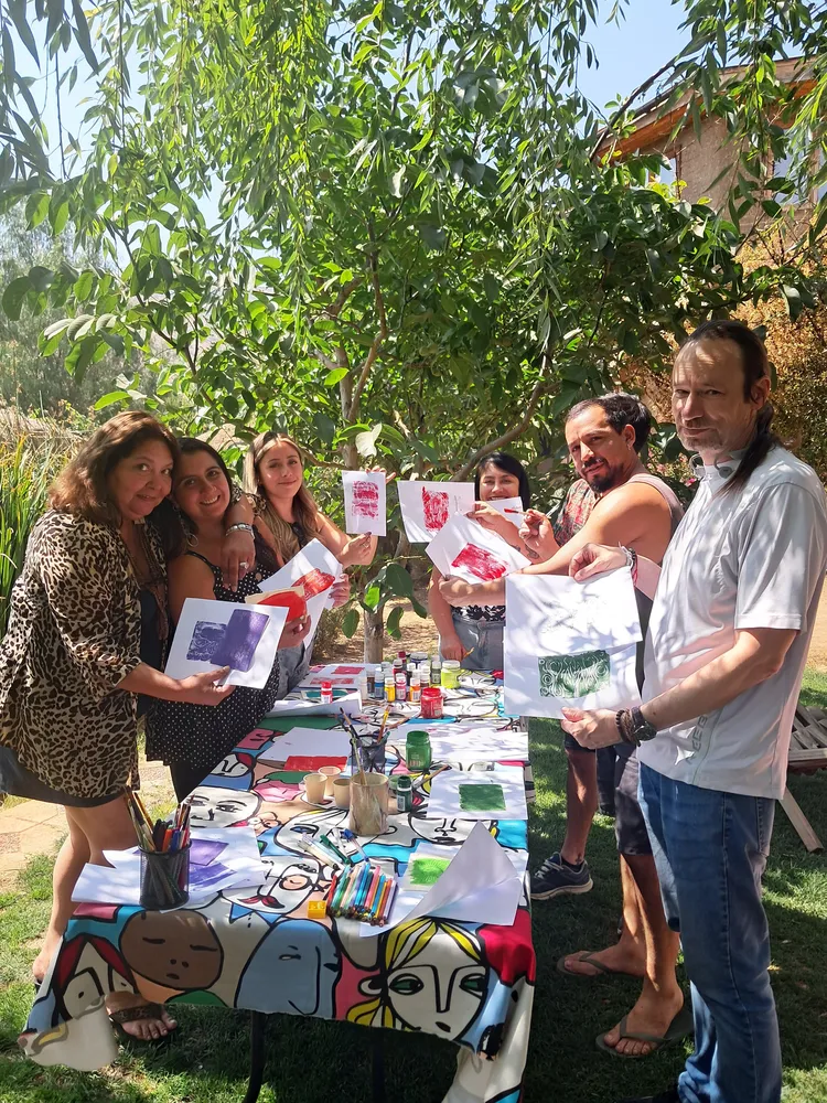 Grupo mostrando sus estampados