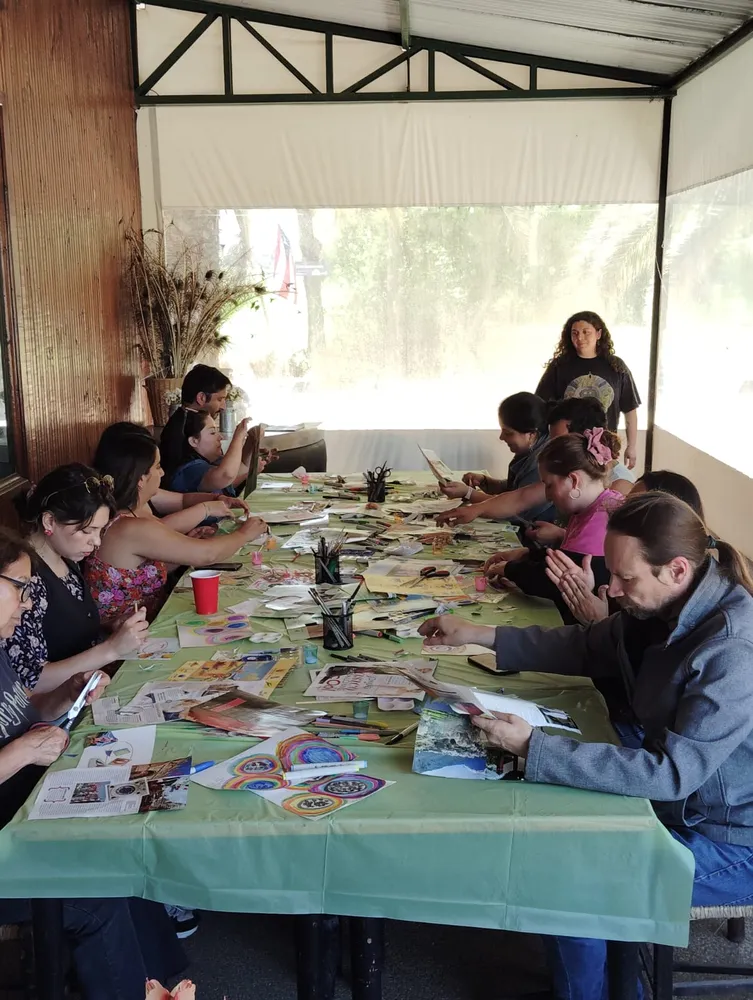 Jornada de collage en mesa larga